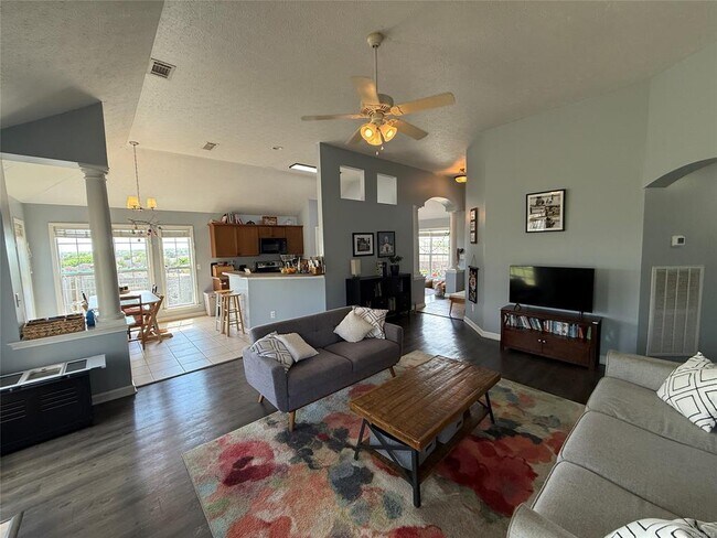 Building Photo - 650 Little Farm Rd