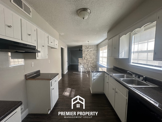 Building Photo - Charming 3BR/2BA Home in Bartlett Cove | Hardwood Floors, Fireplace & Fenced Yard