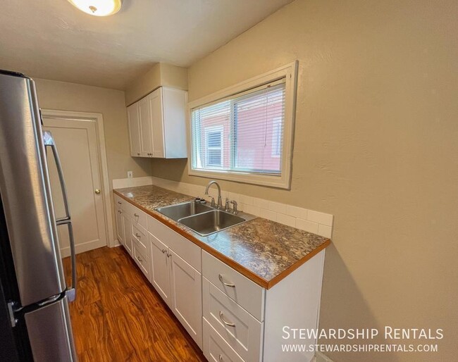 Building Photo - 1376 W 6th Ave