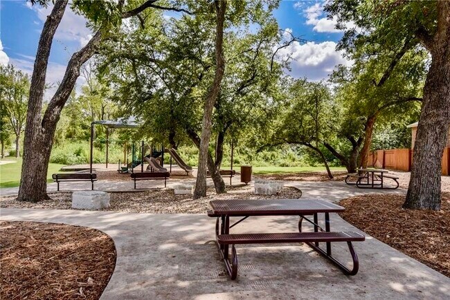 Building Photo - 1265 Summerbrooke Cir