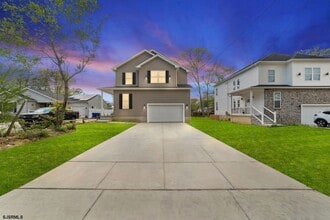 Building Photo - 447 Redwood Ave