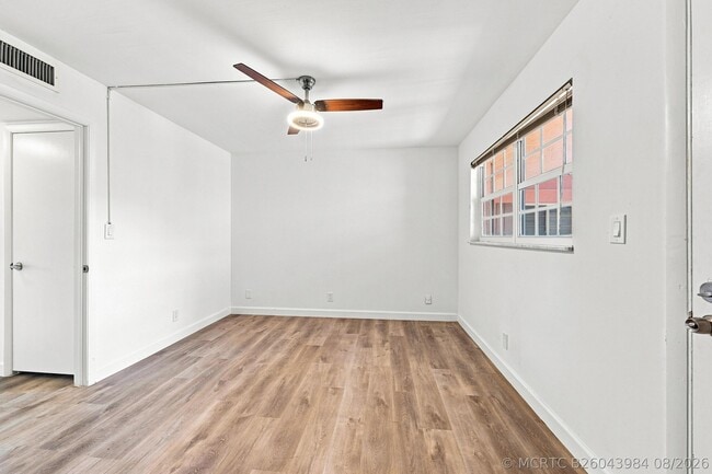 Building Photo - 640 Tennis Club Dr