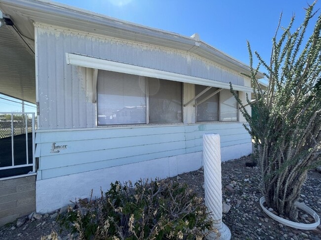 Building Photo - 2 bed 2 bath close to the river.