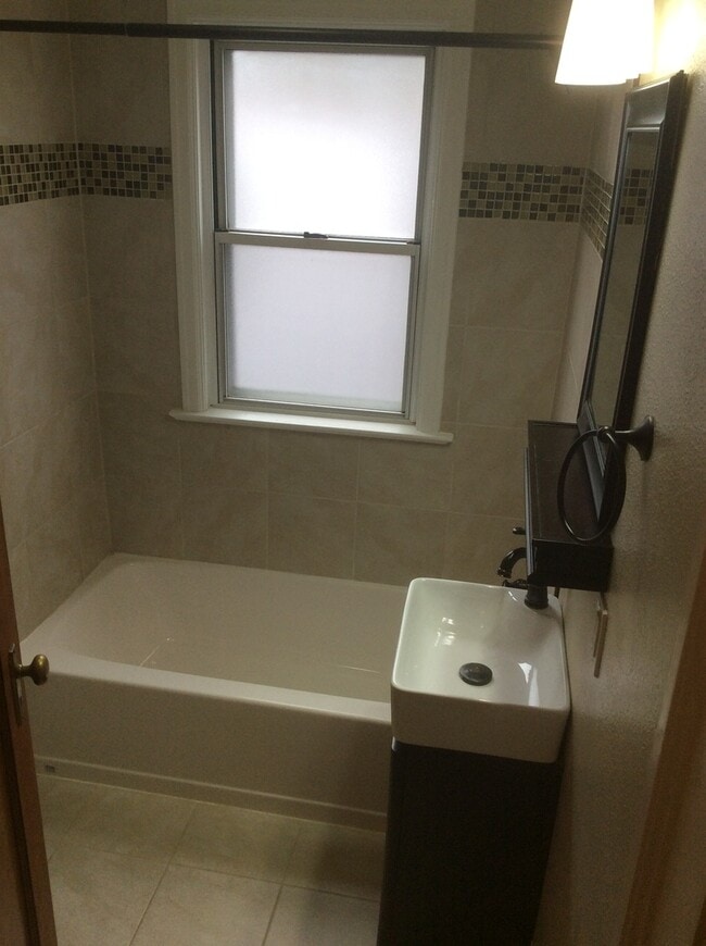 Building Photo - PET FRIENDLY 3 BEDROOM 2 BATHROOM HOUSE