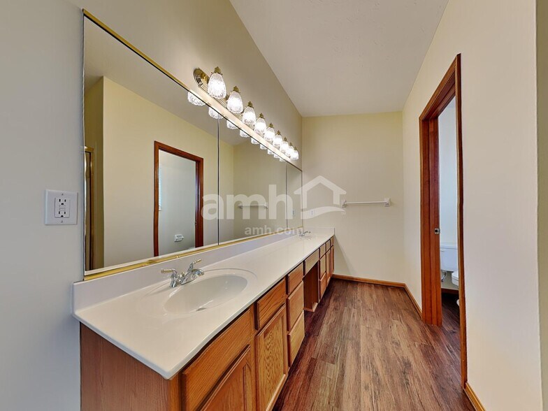 Building Photo - 6088 Lakewood Dr