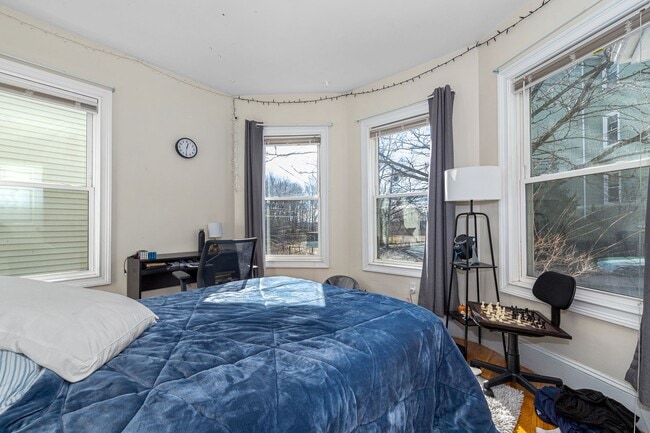 Building Photo - 5 BED/2 BATH ON CALUMET ST. FOR 9/1/2026 WITH CENTRAL AIR