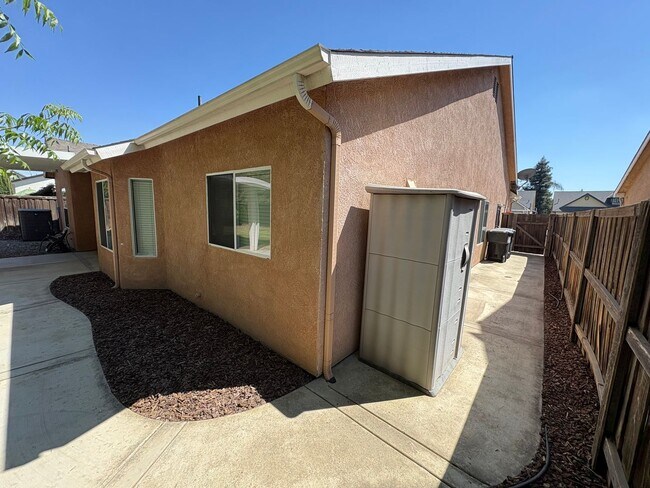 Building Photo - NW Visalia Available Now!