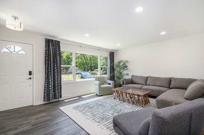 Building Photo - 4 Bedroom 1.5 Bath