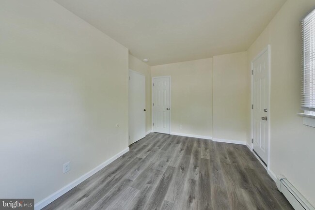 Building Photo - 422 Willow Grove Ave