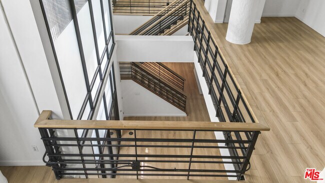 Building Photo - 330 W 11th St