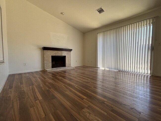 Building Photo - 2 Bedroom Townhouse Available NOW!