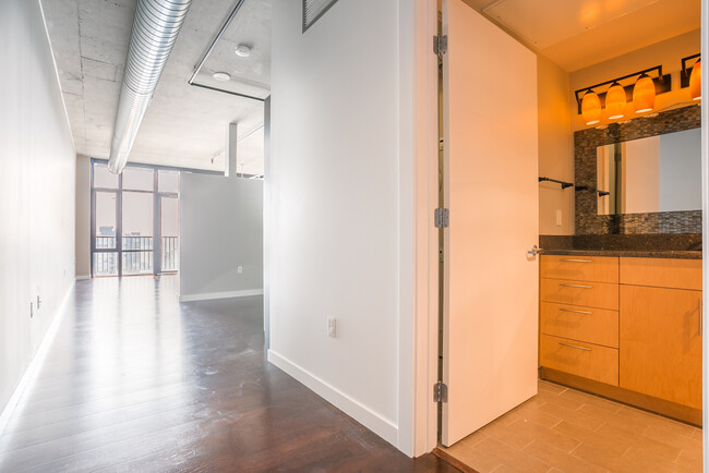 Building Photo - STRIKING Air Conditioned Loft Over Elliot Bay