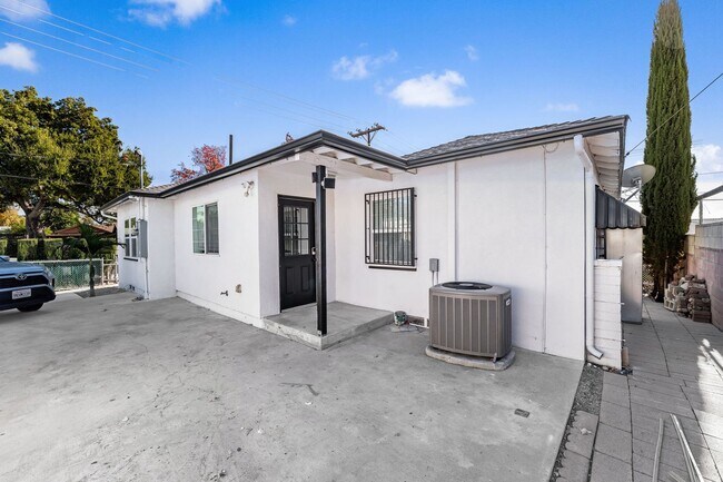 Building Photo - 587 E Arrow Hwy