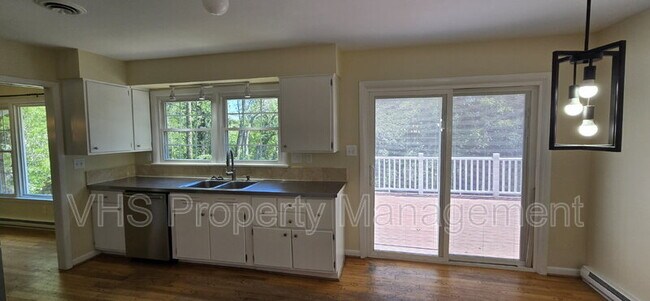 Building Photo - 7297 Moss Ln
