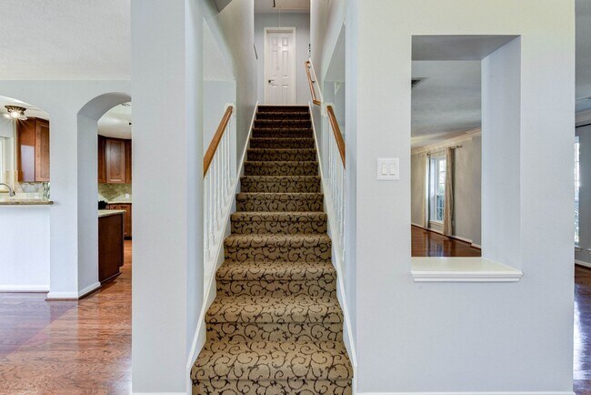 Building Photo - Stunning 4-Bedroom, 2.5-Bathroom Home with...