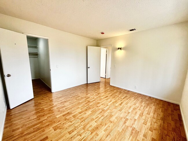 Building Photo - Beautifully Updated 3B 1BA Unit in Lemon G...