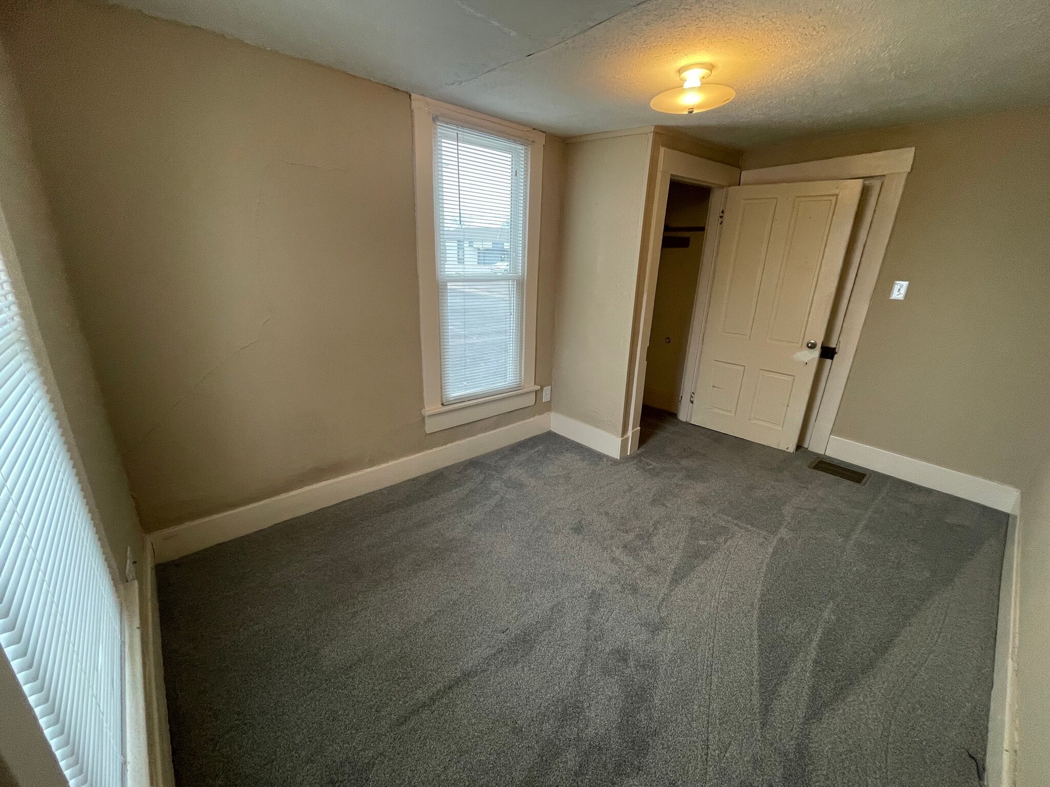 Building Photo - 633 S 16th St