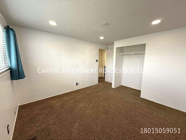 Building Photo - 1102 E Sego Lily Dr