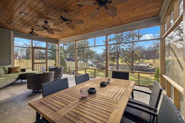 Building Photo - 594 Lake Haven Dr