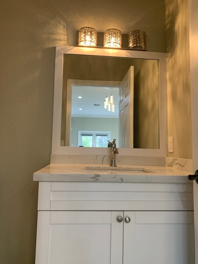 Building Photo - NEWER CONSTRUCTION MODERN HOME