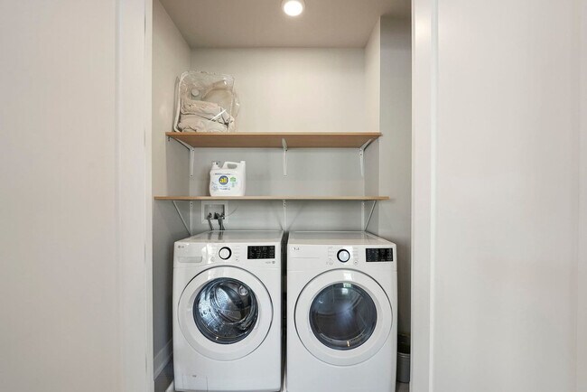 Building Photo - 2344 W Polk St