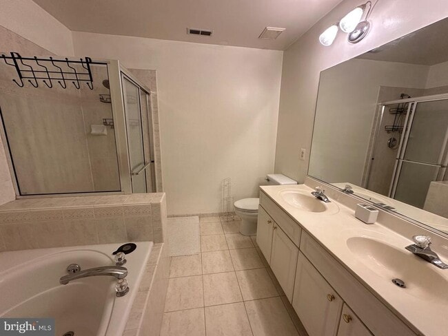 Building Photo - 28405 Pinehurst Cir