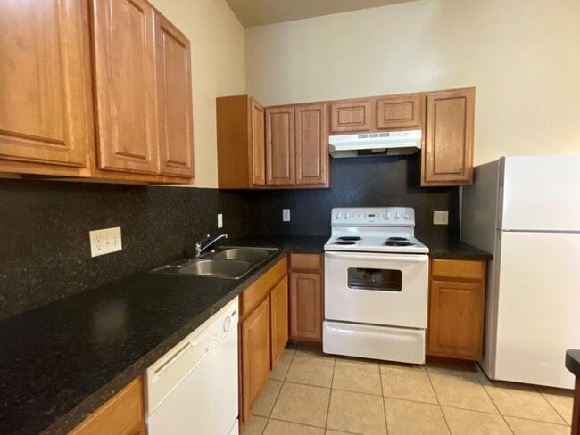 Building Photo - 3631 Vanguard Dr