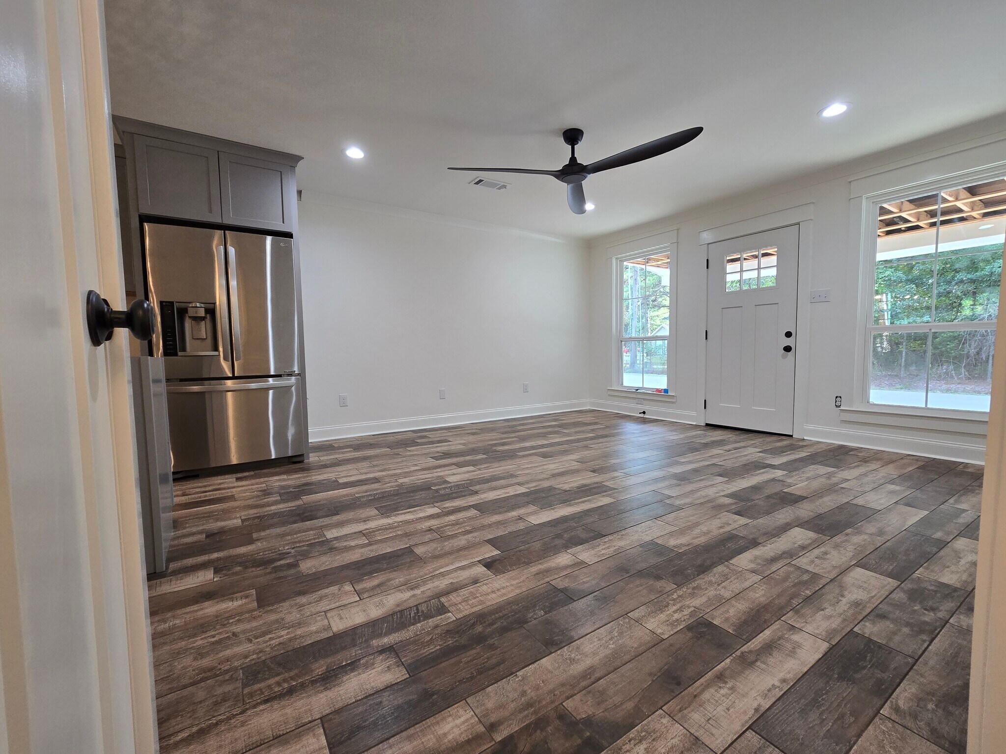 Living room w/ porcelain floors - 22375 Highway 36