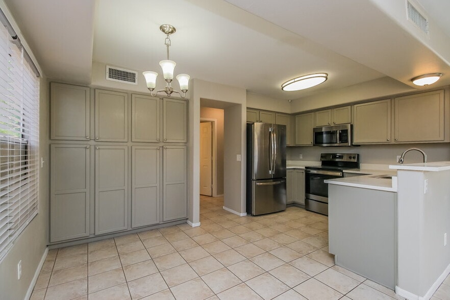 Building Photo - 633 S Balboa