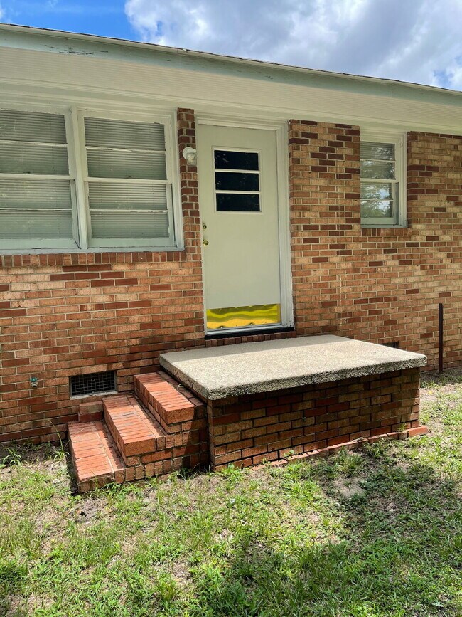 Building Photo - ADORABLE BRICK RANCH IN LAGRANGE *3 BR, 1 BA* NEWLY RENOVATED