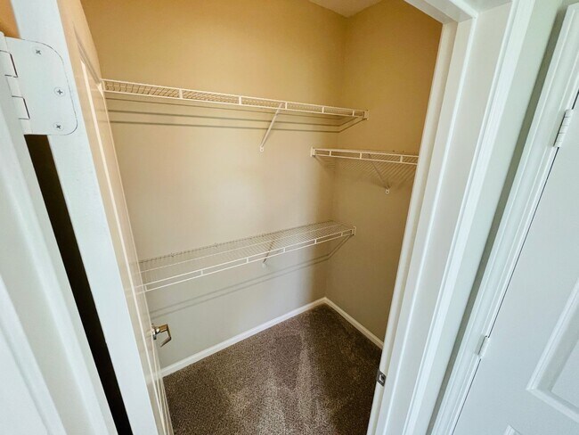 Building Photo - 4BD/4.5BA in ROWANDALE!