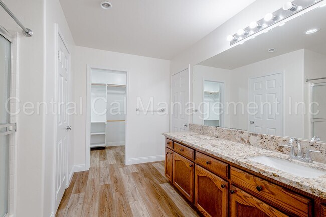 Building Photo - 4 Bedroom/2 Bath Home with an office and S...