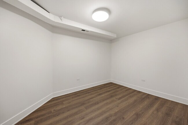 Building Photo - 2107 N Clark St