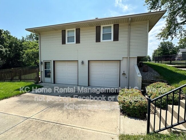 Building Photo - 6119 Cottonwood Dr