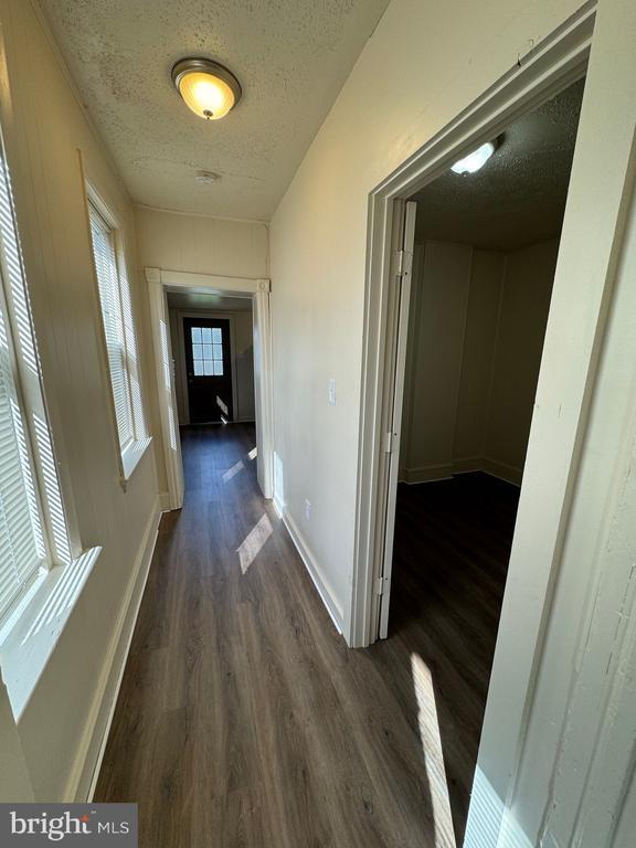 Building Photo - 620 W 2nd St