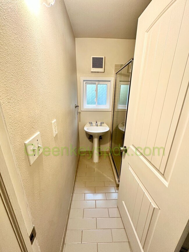 Building Photo - 2 Bedroom House with Backyard full of Frui...