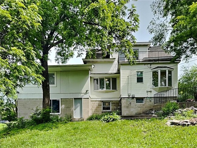 Building Photo - 212 Division St E
