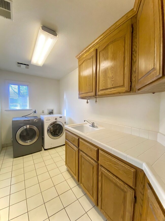 Building Photo - Spacious 5-bedroom Home Located in Niles Neighborhood of Fremont!