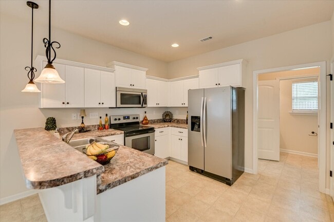 Building Photo - 880 Westlawn Dr