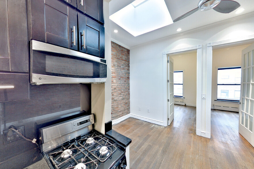 Building Photo - 420 W 51s Street (9th & 10th Ave), #5