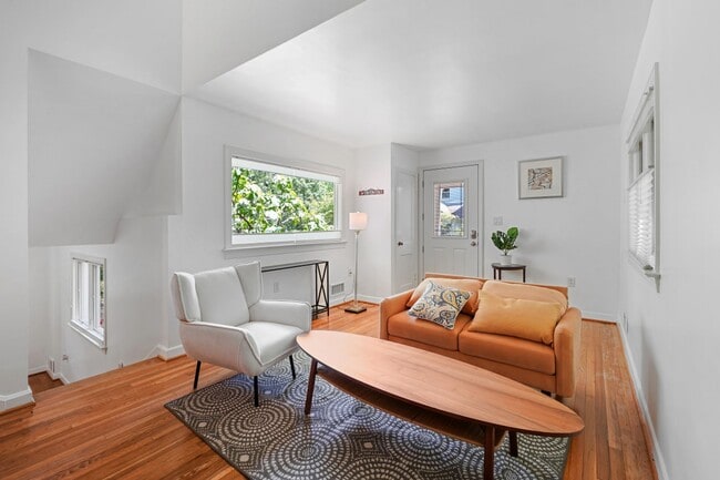 Building Photo - 3 Bed 1.5 Bath - Takoma Park Cottage - Mov...