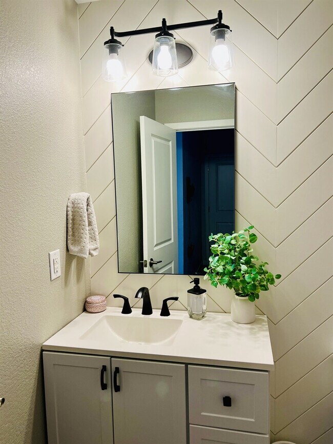 Building Photo - 15557 W 95th Ave