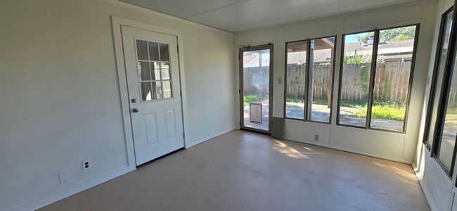 Building Photo - Large 4 Bedroom Located in Arlington!