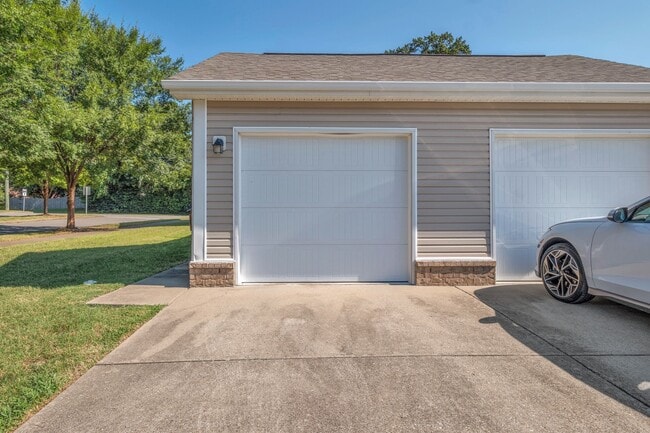 Building Photo - 4000 Hoggett Ford Rd