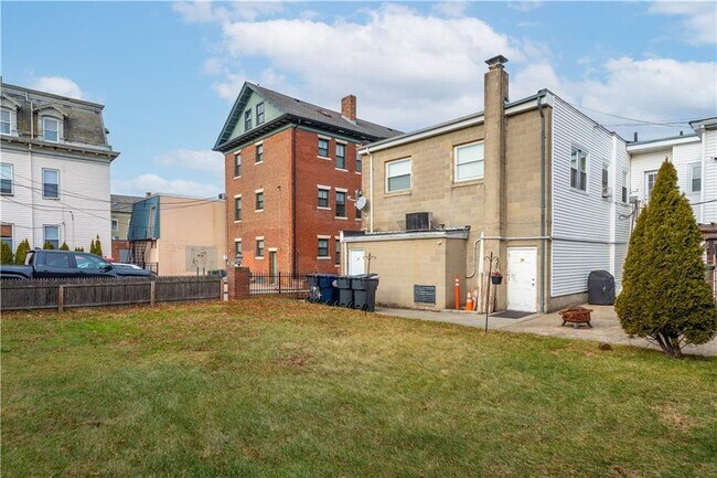 Building Photo - 170 Broadway