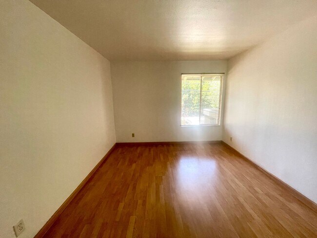 Building Photo - 1 Bedroom Condo Near Downtown WC