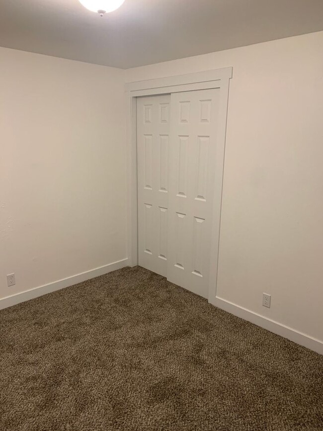 Building Photo - 580 S 470 E