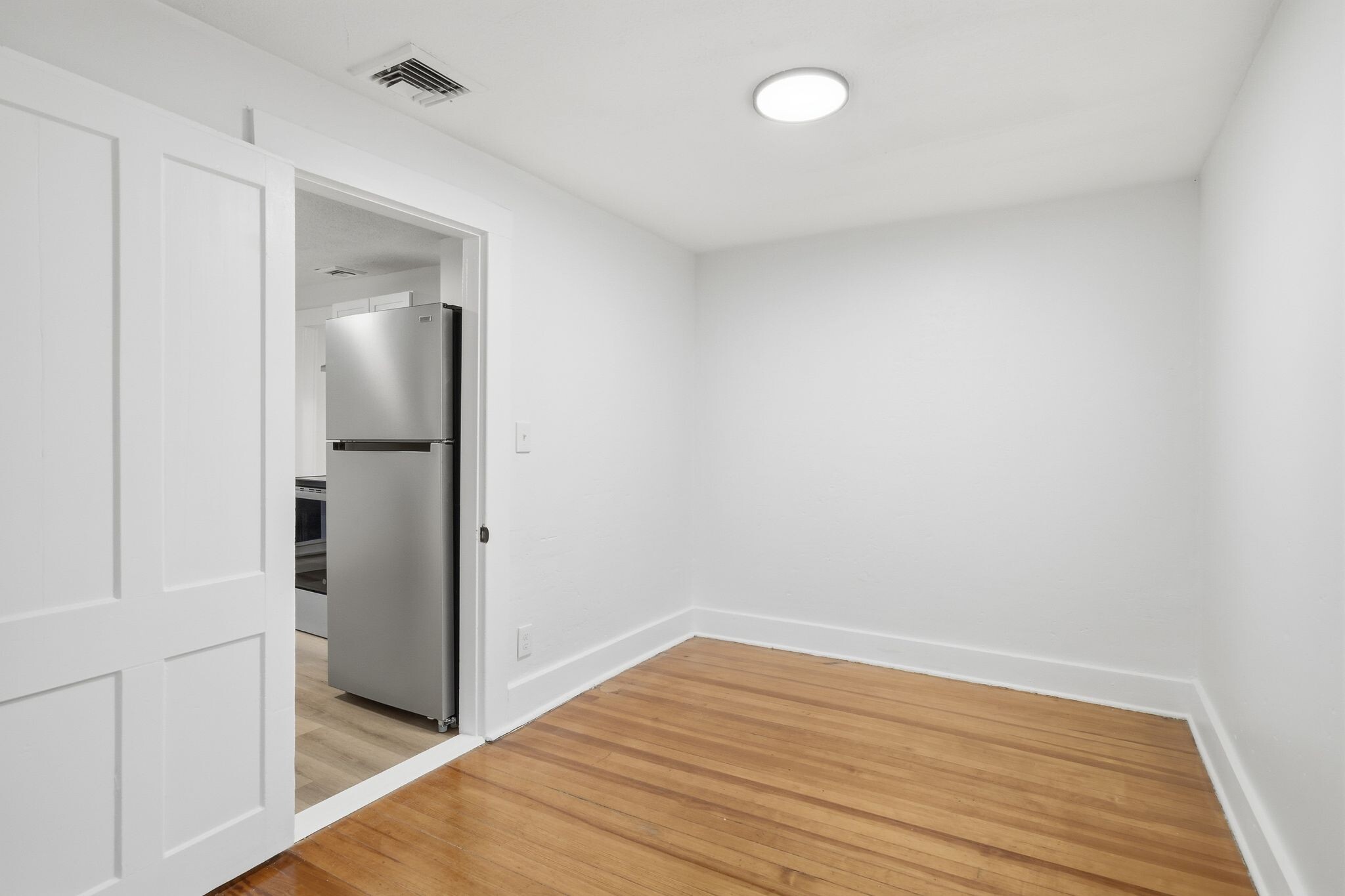 Building Photo - 7 Day Ave