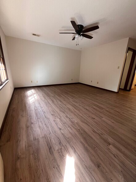 Building Photo - 2040 Pineview Dr