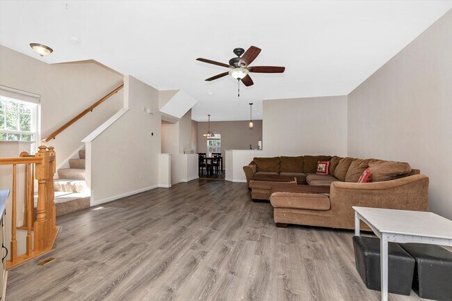 Building Photo - Twin Arch